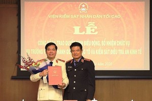 Ông Nguyễn Quang Dũng (trái) nhận quyết định bổ nhiệm. Ảnh: Viện KSND Tối cao.