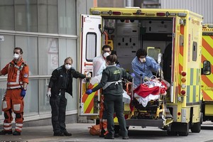 Một bệnh nhân đang được chuyển tới bệnh viện ở London, Anh (Ảnh: DM).