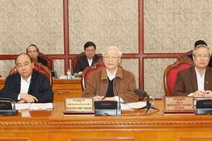 Tại cuộc họp của Bộ Chính trị ngày 20/3, Tổng Bí thư, Chủ tịch nước Nguyễn Phú Trọng thống nhất với nhiều ý kiến phát biểu tại cuộc họp. Theo đó: Cùng với chống dịch, cần có kế hoạch phục hồi sản xuất, kinh doanh và bảo đảm đời sống sinh hoạt bình thường của nhân dân. Ảnh: TTXVN.