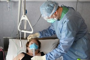 Bác sĩ Italy điều trị cho bệnh nhân Covid-19 trong phòng chăm sóc tích cực tại một bệnh viện ở Rome, Italy hôm 8/4. Ảnh: AFP.