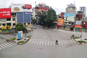 Đường phố Hà Nội vắng lặng trong những ngày giãn cách xã hội. (Ảnh: Thanh Tùng/TTXVN).