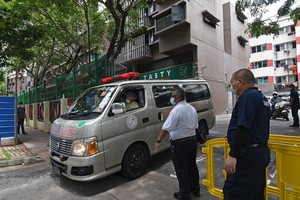 Xe cứu thương đỗ bên ngoài một khu nhà tập thể ở Singapore trong bối cảnh dịch COVID-19 bùng phát. (Ảnh: THX/TTXVN).