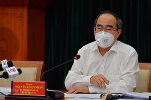 Bí thư Thành ủy Thành phố Hồ Chí Minh Nguyễn Thiện Nhân chủ trì cuộc họp tại điểm cầu Thành ủy. (Ảnh: TTXVN phát).