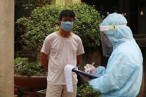 Người dân thôn Hạ Lôi khai báo y tế.