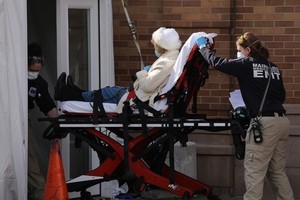 Nhân viên y tế tiếp nhận bệnh nhân Covid-19 tại New York hôm 12/4. Ảnh: AFP.