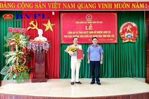 Ông Lê Quang Tiến, Viện trưởng VKSND tỉnh Đắk Lắk (phải) trao quyết định bổ nhiệm chức vụ Phó Viện trưởng VKSND tỉnh cho ông Đinh Quang Cử (trái).