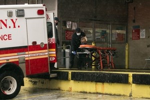 Nhân viên y tế khử trùng cáng cứu thương tại bệnh viện Brookdale ở Brooklyn, New York, ngày 13/4. Ảnh: AFP.
