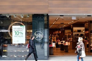 Một cửa hàng hoạt động trở lại trên phố Graben, thủ đô Vienna, Áo ngày 1/4/2020. (Ảnh: THX/TTXVN).