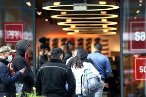 Người dân xếp hàng bên ngoài một cửa hàng khi chính phủ Áo nới lỏng lệnh phong tỏa tại Vienna ngày 14/4. (Ảnh: Reuters).