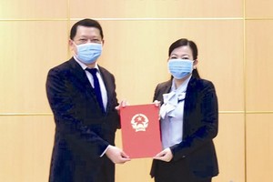 Ủy viên Trung ương Đảng, Trưởng ban Dân nguyện Nguyễn Thanh Hải trao quyết định bổ nhiệm cho Vụ trưởng Vụ Dân nguyện Lò Việt Phương.