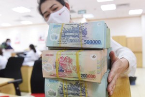 Ngân hàng “thắt lưng buộc bụng” đối phó với bão Covid-19