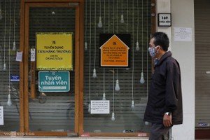 Loạt cửa hàng kinh doanh trên phố Chùa Bộc (Hà Nội) phải tạm đóng cửa vì Covid-19.