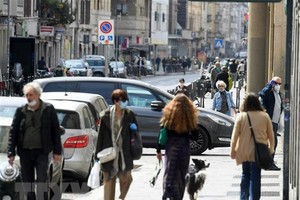 Người dân đeo khẩu trang nhằm ngăn chặn sự lây lan của dịch COVID-19 tại Milan, Italy ngày 18/4/2020. (Nguồn: THX/TTXVN).