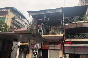 Hà Nội: Dập tắt đám cháy tại phố Hàng Ngang trong 20 phút
