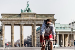 Người dân đeo khẩu trang phòng lây nhiễm COVID-19 tại Berlin, Đức. (Ảnh: THX/TTXVN).