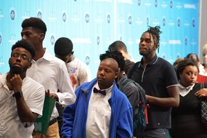 Người lao động xếp hàng chờ xin việc làm tại Washington, DC, Mỹ. (Ảnh: AFP/TTXVN).