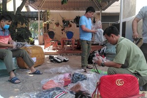 Kiểm tra hàng hoá tại một cơ sở bán hàng online.