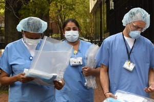 Nhân viên y tế nhận đồ bảo hộ tại bệnh viện Bellevue, New York hôm 20/4. Ảnh: Reuters.