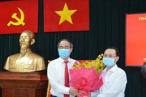 Bí thư Thành ủy TP.HCM Nguyễn Thiện Nhân trao quyết định cho ông Nguyễn Văn Hiếu - Ảnh: https://www.hcmcpv.org.vn.