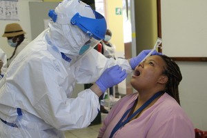 Nhân viên y tế lấy mẫu xét nghiệm COVID-19 tại Windhoek, Namibia, ngày 22/4/2020. (Ảnh: THX/TTXVN).