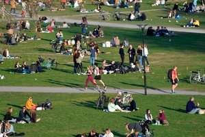 Người dân vui chơi trong công viên ở Stockholm, Thụy Điển ngày 22/4 (Ảnh: AFP).