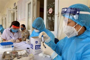 Xét nghiệm nhanh COVID-19. (Ảnh: Vũ Sinh/TTXVN).