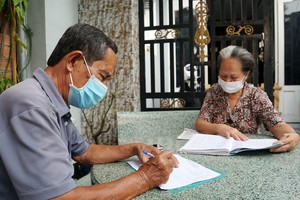 Ông Võ Văn Kính, Trưởng khu phố 1, phường Thạnh Mỹ Lợi (quận 2) xác định người thuê phòng thuộc diện được nhận hỗ trợ.