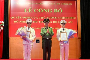 Bộ trưởng Tô Lâm trao Quyết định bổ nhiệm chức vụ Thứ trưởng Bộ Công an đối với Thiếu tướng Lê Quốc Hùng và Thiếu tướng Lê Tấn Tới. (Ảnh: Bộ Công an)