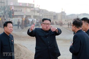 Nhà lãnh đạo Triều Tiên Kim Jong-un (giữa) thị sát công trình xây dựng khu du lịch nghỉ dưỡng Wonsan-Kalma ở bờ biển phía Đông thành phố Wonsan ngày 1/11/2018. (Ảnh: AFP/TTXVN).