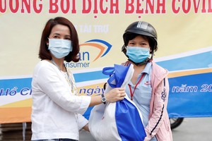 Mỗi công nhân nhận được 1 phần nhu yếu phẩm gồm gạo và mì ăn liền. Trong dịp này, có 10.000 phần quà được trao tặng, tổng trị giá hơn 1 tỷ đồng.