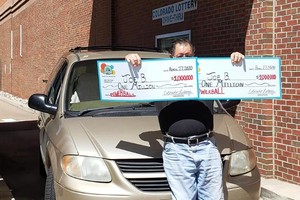 "Joe B" nhận giải thưởng ngày 27/4 vừa qua.