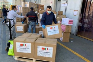 Hàng viện trợ y tế của Trung Quốc tại Italia (Ảnh: Thời báo Hoàn cầu).