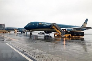 Máy bay Vietnam Airlines tại sân bay Vân Đồn. (Ảnh minh họa: TTXVN phát).