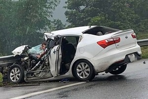 Ôtô 4 chỗ bị hư hỏng nặng, tài xế bị mắc kẹt trong vụ tai nạn liên hoàn trên cao tốc Nội Bài - Lào Cai sáng 1/5. 