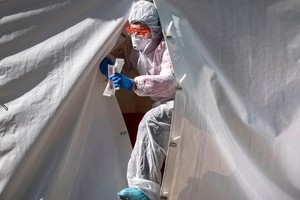 Nhân viên y tế bước ra từ một lều xét nghiệm nCoV ở thủ đô Moskva, Nga, ngày 2/5. Ảnh: Reuters.