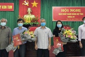 Lãnh đạo tỉnh Kon Tum trao quyết định  và chúc mừng các cán bộ được chỉ định làm Ủy viên Ban Chấp hành Đảng bộ tỉnh.