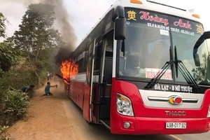 Hiện trường vụ cháy xe khách giường nằm. (Nguồn: TTXVN phát).