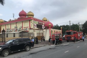 Lực lượng phòng cháy chữa cháy có mặt kịp thời để dập tắt đám cháy. (Ảnh: Mạnh Tú/TTXVN).