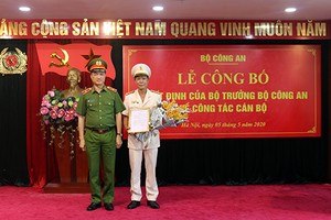Thứ trưởng Nguyễn Duy Ngọc trao quyết định điều động và chúc mừng Đại tá Nguyễn Thanh Trang.