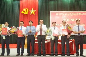 Thường trực Tỉnh ủy Quảng Nam trao quyết định và tặng hoa chúc mừng các đồng chí được Ban Bí thư chỉ định tham gia Tỉnh ủy nhiệm kỳ 2015-2020. Ảnh: Quảng Nam Online.
