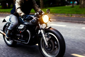 Việc bật đèn xe máy vào ban ngày được cho  là sẽ giúp người lái ô tô nhận biết. (ảnh: Dân Việt).