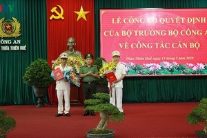 Đại tá Nguyễn Quốc Đoàn, Giám đốc Công an tỉnh Thừa Thiên Huế thừa ủy quyền Bộ trưởng Bộ Công an trao Quyết định.