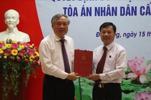 Bí thư Trung ương Đảng, Chánh án Tòa án nhân dân tối cao Nguyễn Hòa Bình trao quyết định cho đồng chí Nguyễn Văn Dũng.