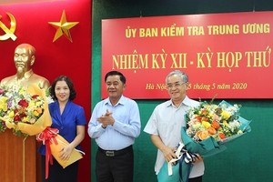 Đồng chí Trần Cẩm Tú, Bí thư Trung ương Đảng, Chủ nhiệm Ủy ban Kiểm tra Trung ương chúc mừng đồng chí Nguyễn Văn Hùng và đồng chí Trần Thị Hiền.