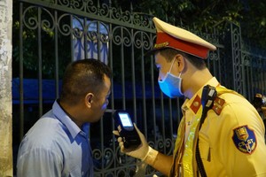 Lực lượng chức năng thổi nồng độ cồn tài xế H. (SN 1979). Người đàn ông này bị phạt 35 triệu đồng, tạm giữ phương tiện 7 ngày và bị tước quyền sử dụng giấy phép lái xe 23 tháng, do vi phạm nồng độ cồn 1,030 mg/lít khí thở.