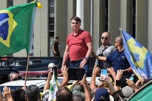 Tổng thống Jair Bolsonaro tham gia cùng những người biểu tình phản đối giãn cách xã hội ngày 19-04. Ảnh: AFP/Getty.