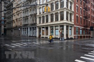 Các cửa hàng bán lẻ đóng cửa do dịch COVID-19 tại New York, Mỹ ngày 8/5/2020. (Ảnh: THX/TTXVN),