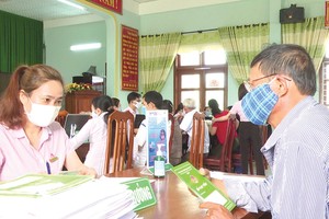 Nguồn vốn ưu đãi được NHCSXH cho vay kịp thời tới người nghèo tại các điểm giao dịch xã.