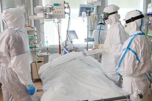 Y bác sĩ kiểm tra bệnh nhân Covid-19 tại Moskva, Nga, hôm 20/5. Ảnh: Reuters.