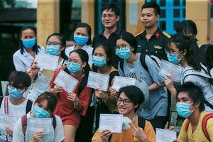 Các công dân vui mừng, phấn khởi khi hoàn thành thời gian cách ly theo dõi COVID-19. (Ảnh: Trọng Đạt/TTXVN).